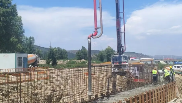 近日，康樂縣北濱河路建設項目康美橋0#蓋梁砼澆筑拉開帷幕。此次橋臺澆筑為后續橋梁架設筑牢根基，直接關系道路通車節點，是項目建設中具有里程碑意義的關鍵一步。施工現場，工人師傅們在作業區內有條不紊地完成綁